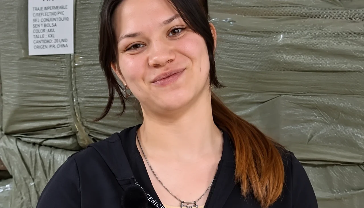 Michelle, from Plus Mayorista, in the warehouse of the Rosario wholesale importer and distributor of homeware, leather goods, stationery and jewelry selling B2B with its VentasxMayor store