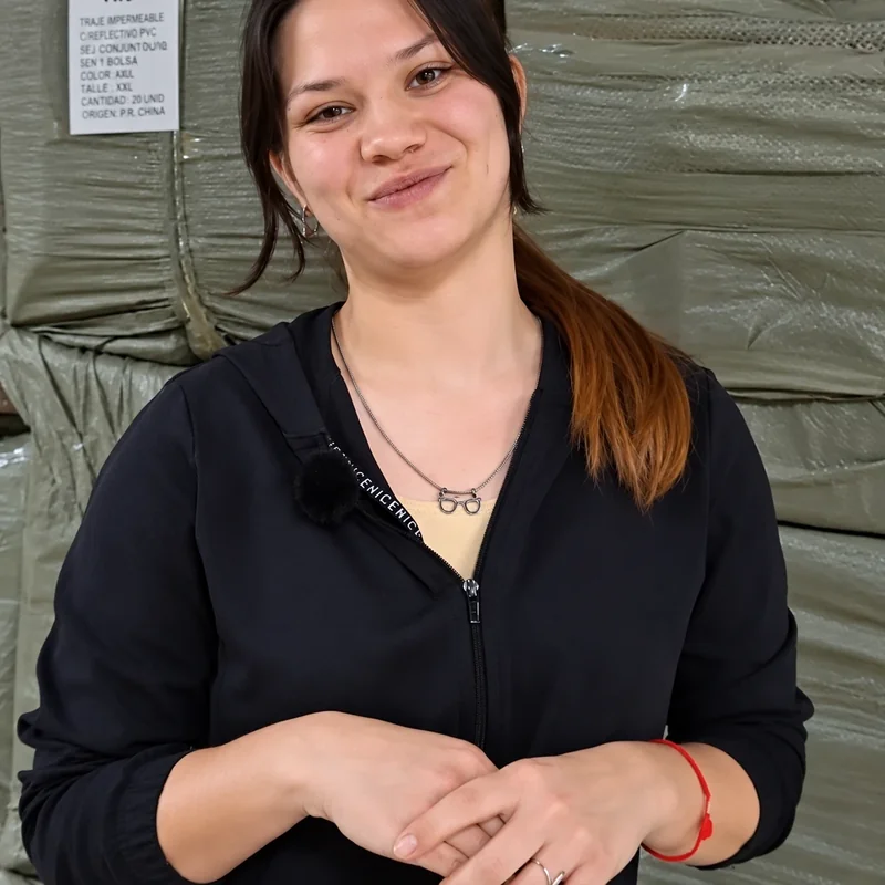 Michelle, from Plus Mayorista, in the warehouse of the Rosario-based wholesale importer and distributor of homeware, leather goods, stationery and jewelry that sells nationwide with its B2B store on VentasxMayor