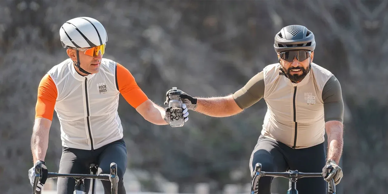 Road cyclists wearing Rockbros gear — Al Límite Bikes, cycling accessories and apparel wholesaler selling online with VentasxMayor
