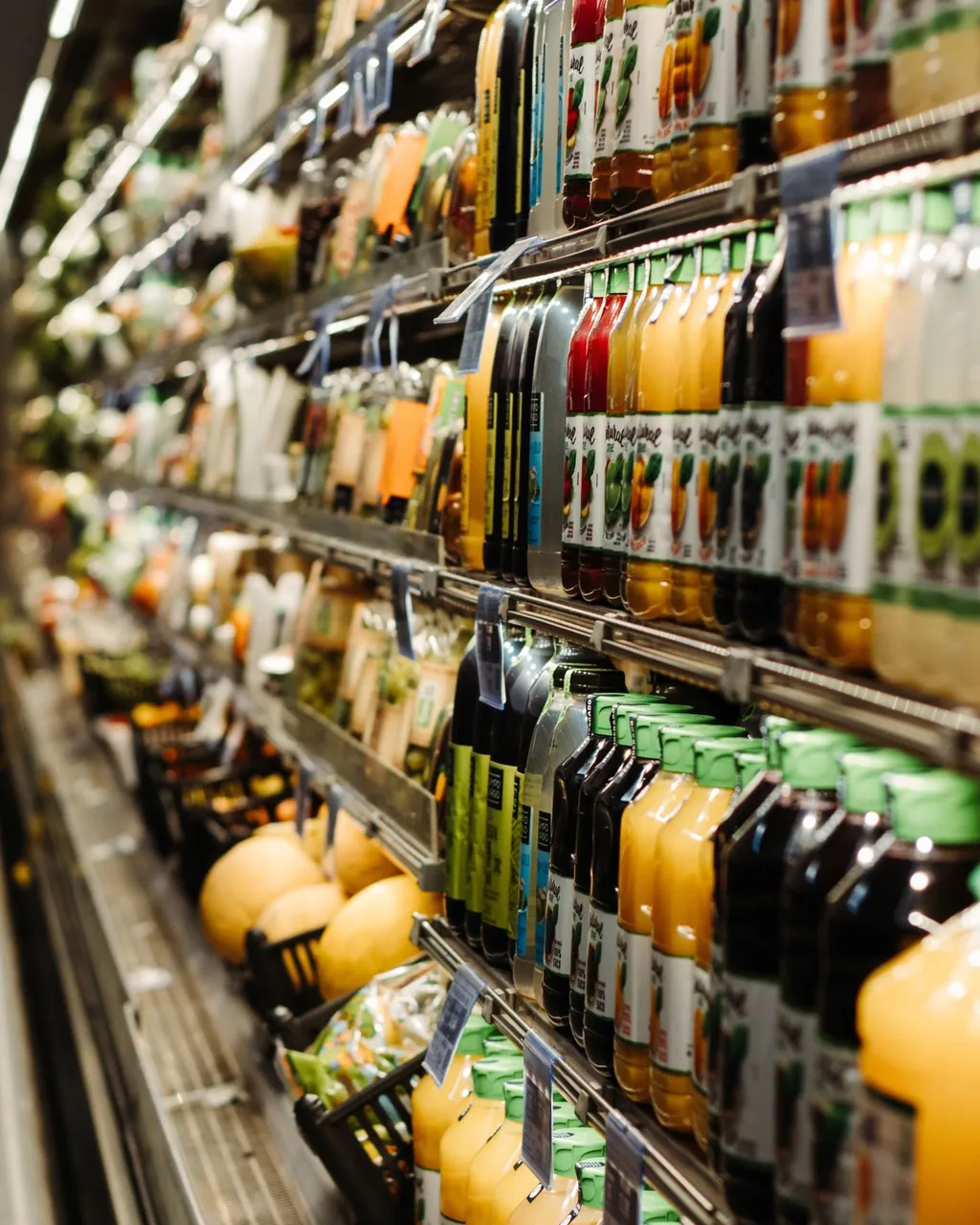 Refrigerated aisle stocked with juices, water and bottled drinks — food and beverage distributors selling wholesale with their B2B VentasxMayor store