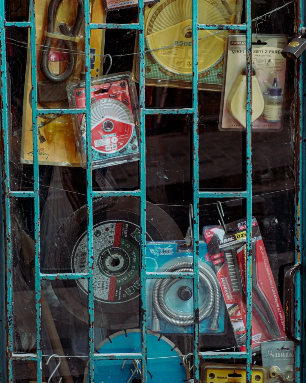 Hardware store window with cutting discs, an Allen key set and blister-packed tools — hardware and construction supplies for wholesalers selling B2B with VentasxMayor