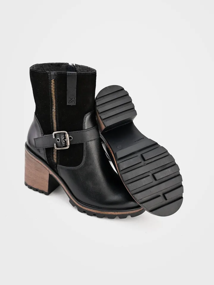 Product page of a black leather ankle boot in a wholesale footwear store built with VentasxMayor, with the size grid and stock per size