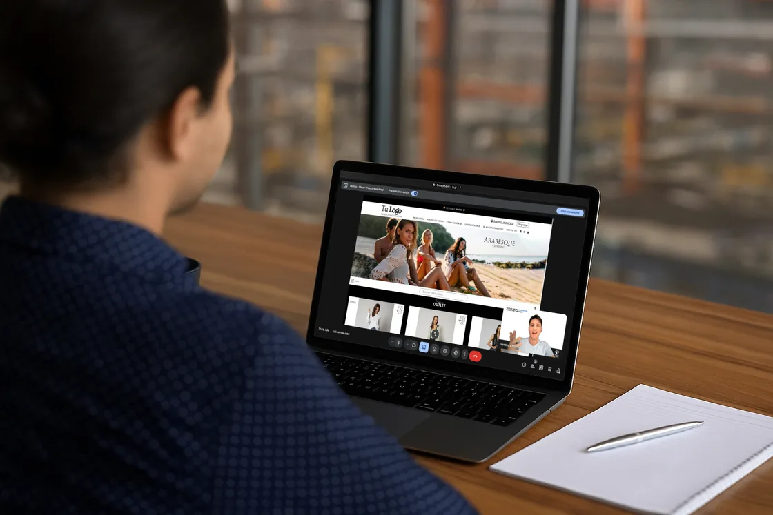 Wholesaler on a support video call with the VentasxMayor team, who shares their screen showing his B2B store